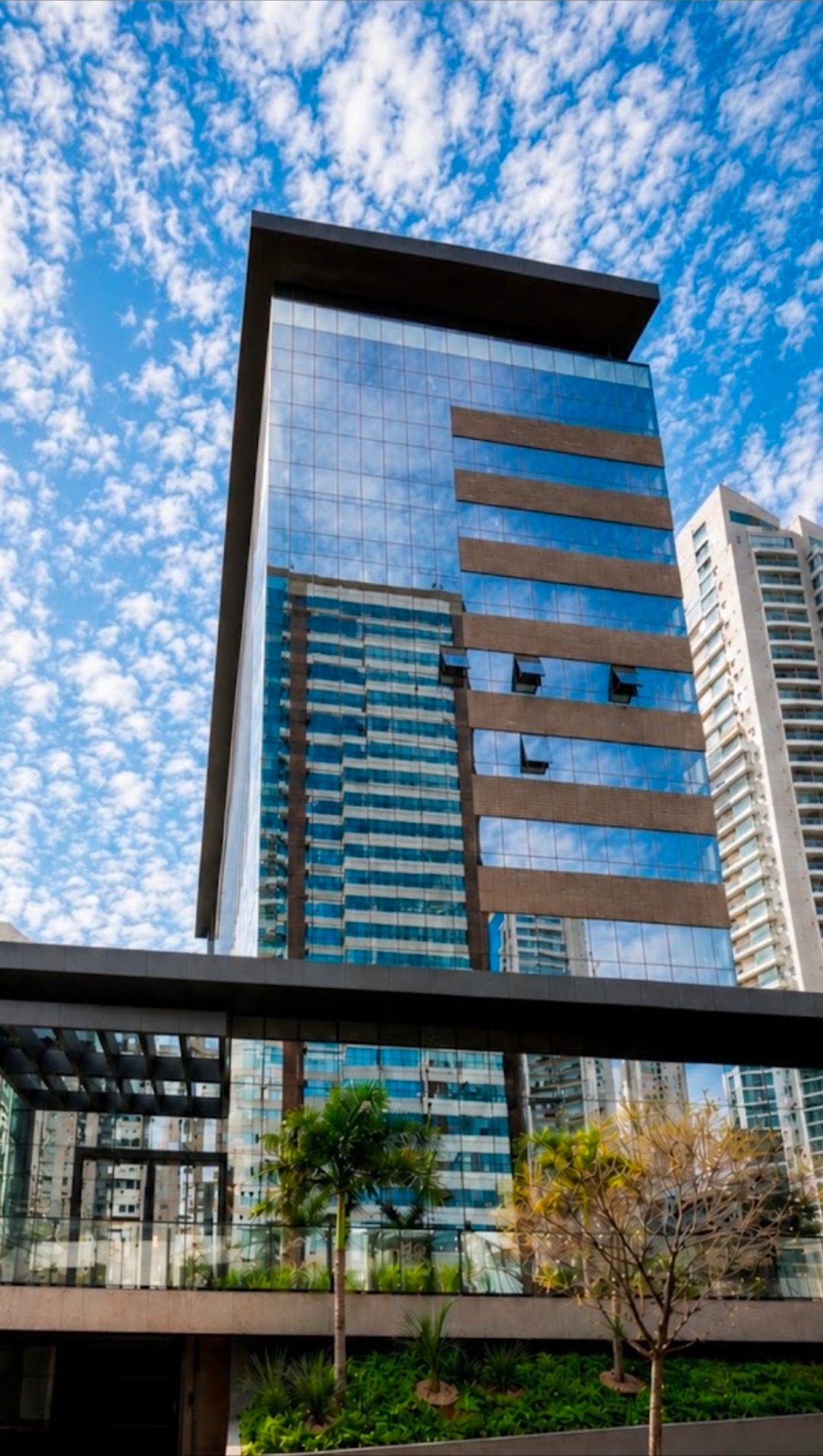 Edifício na Avenida Ayrton Senna, 575, onde a Dra. Renata atende em Londrina