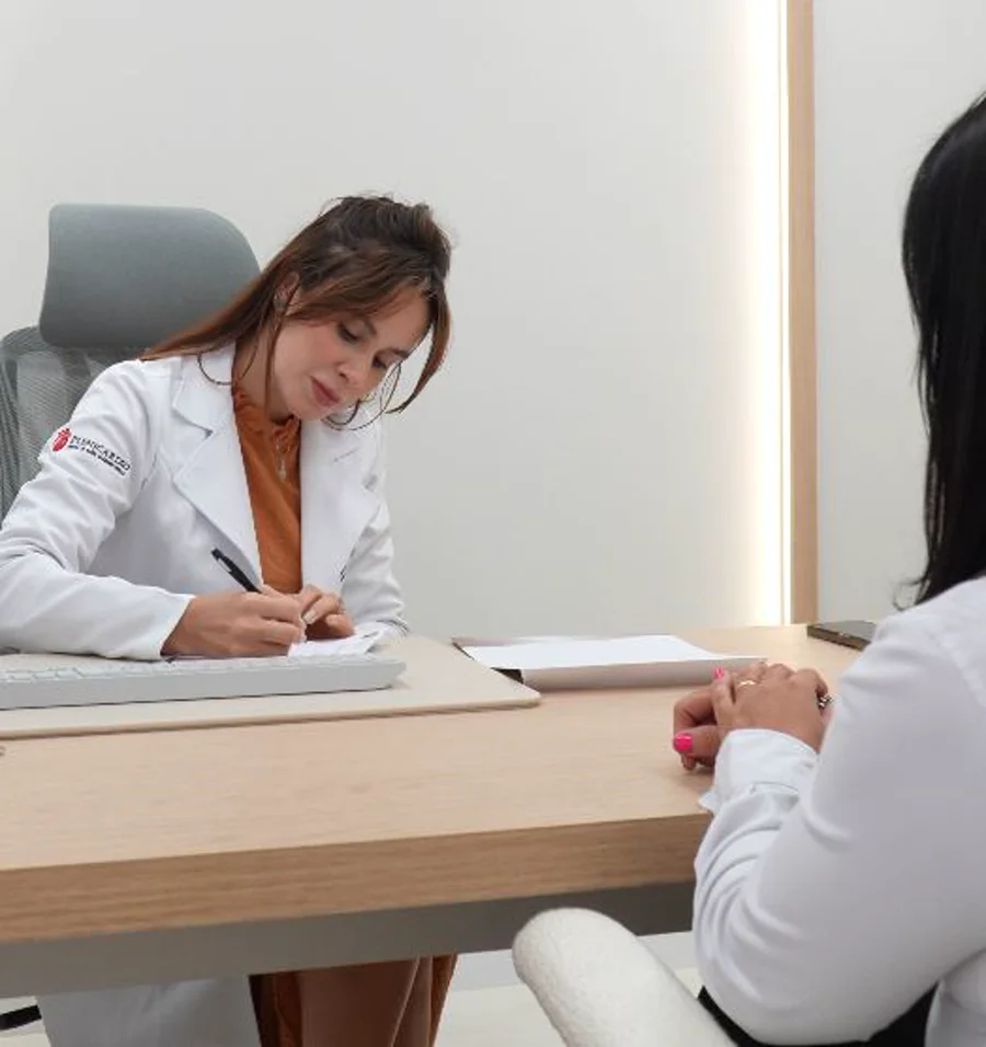 Dra. Renata conversando com paciente durante a consulta